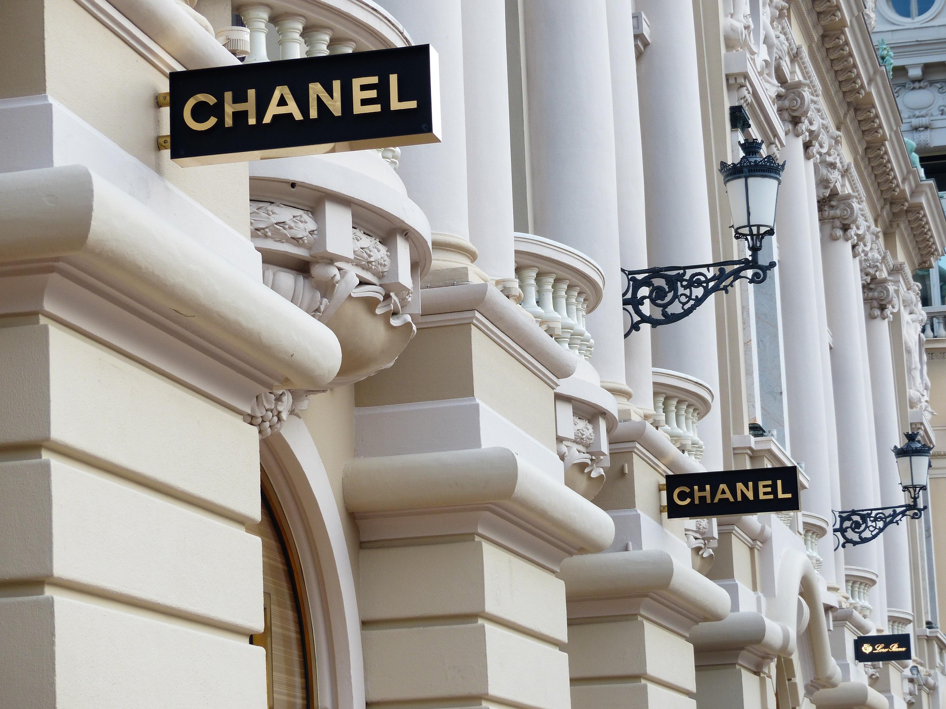 Brand Consulting Handbook 2025: Research, Positioning, Architecture, Naming, Identity and Governance picture of a Chanel store in Monaco