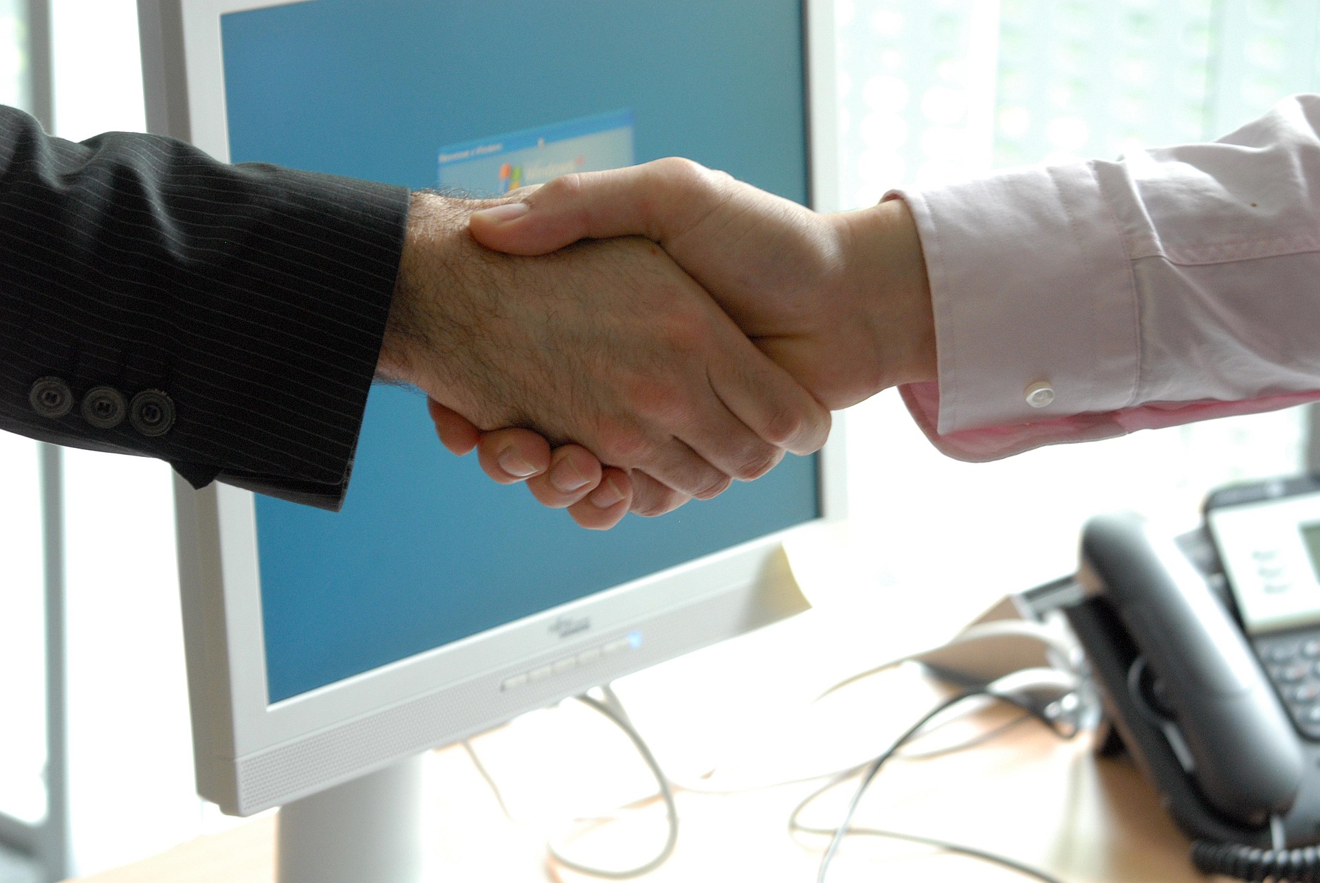 Corporate Management Consulting Guide 2025: Strategy, Operations, Finance, Organization, Digital and Change Two men shaking hands.