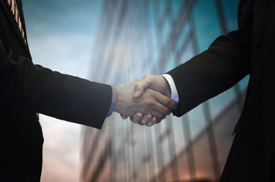 Merger and Acquisition Consultants Guide 2025 How to Choose, What to Expect, Pricing and ROI Merger and Acquisition Consultants shaking hands